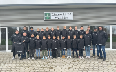 GTE Global Tooling Engineering Deutschland spendet Winterjacken an D-Junioren der Eintracht Walldürn